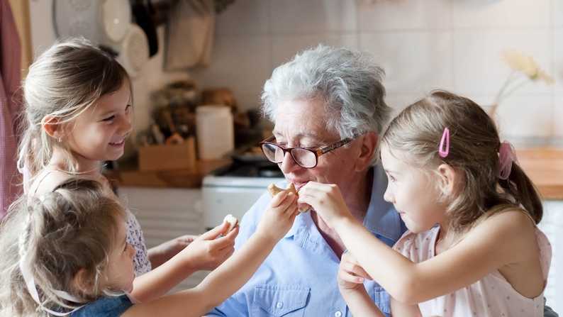 Unuci daju baki kolačiće