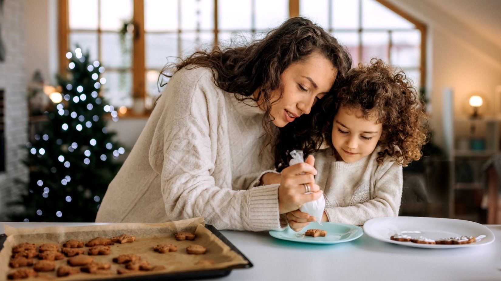 Majka i ćerka dekorišu kolačiće